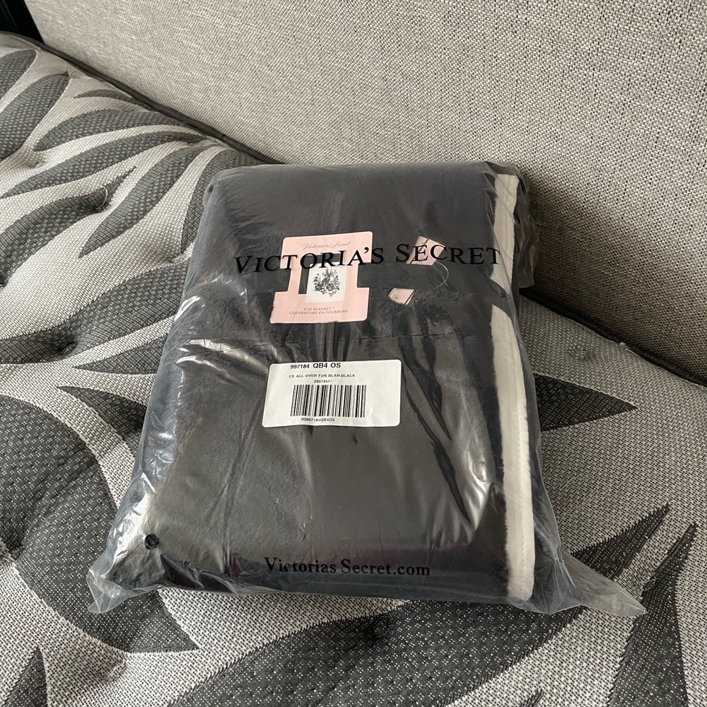 Victoria’s Secret Faux Fur Blanket,New with Tag 🏷🐇 - Picture 4 of 4